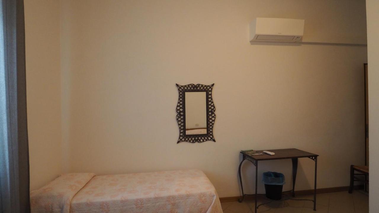 Hotel Residenza Pitigliano Gens Petilia - Nuova Gestione Exterior foto